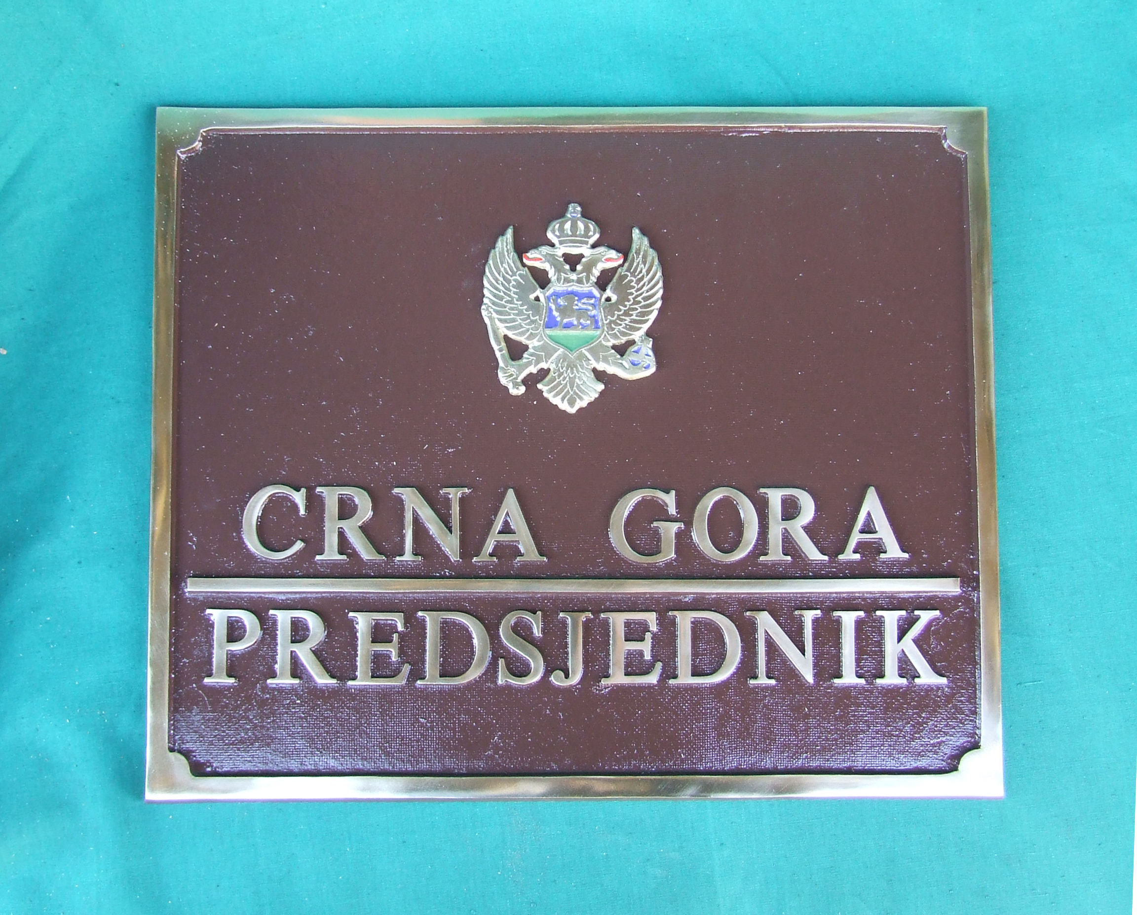 livena sloba, grbovi i ploče