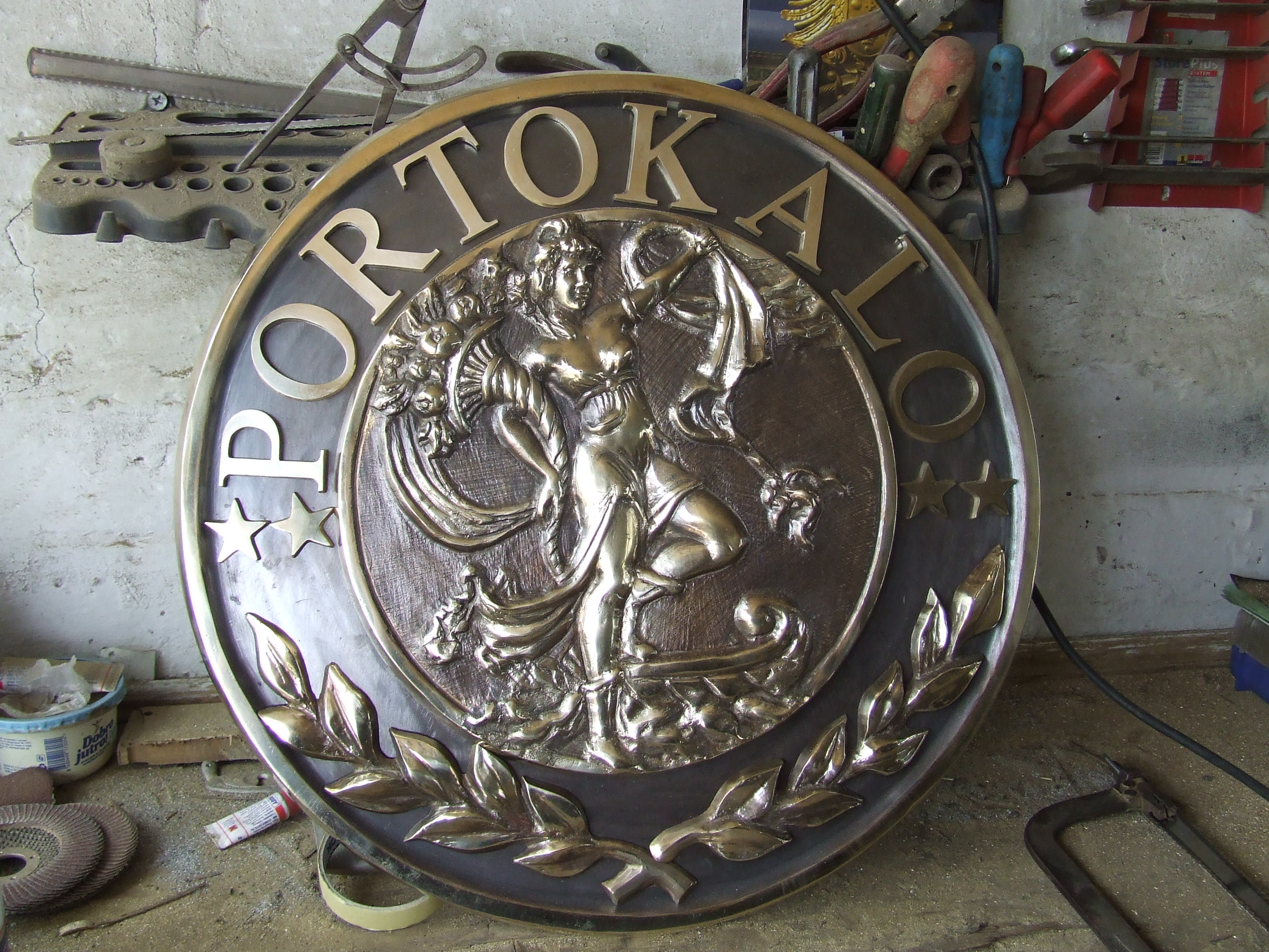 livena sloba, grbovi i ploče