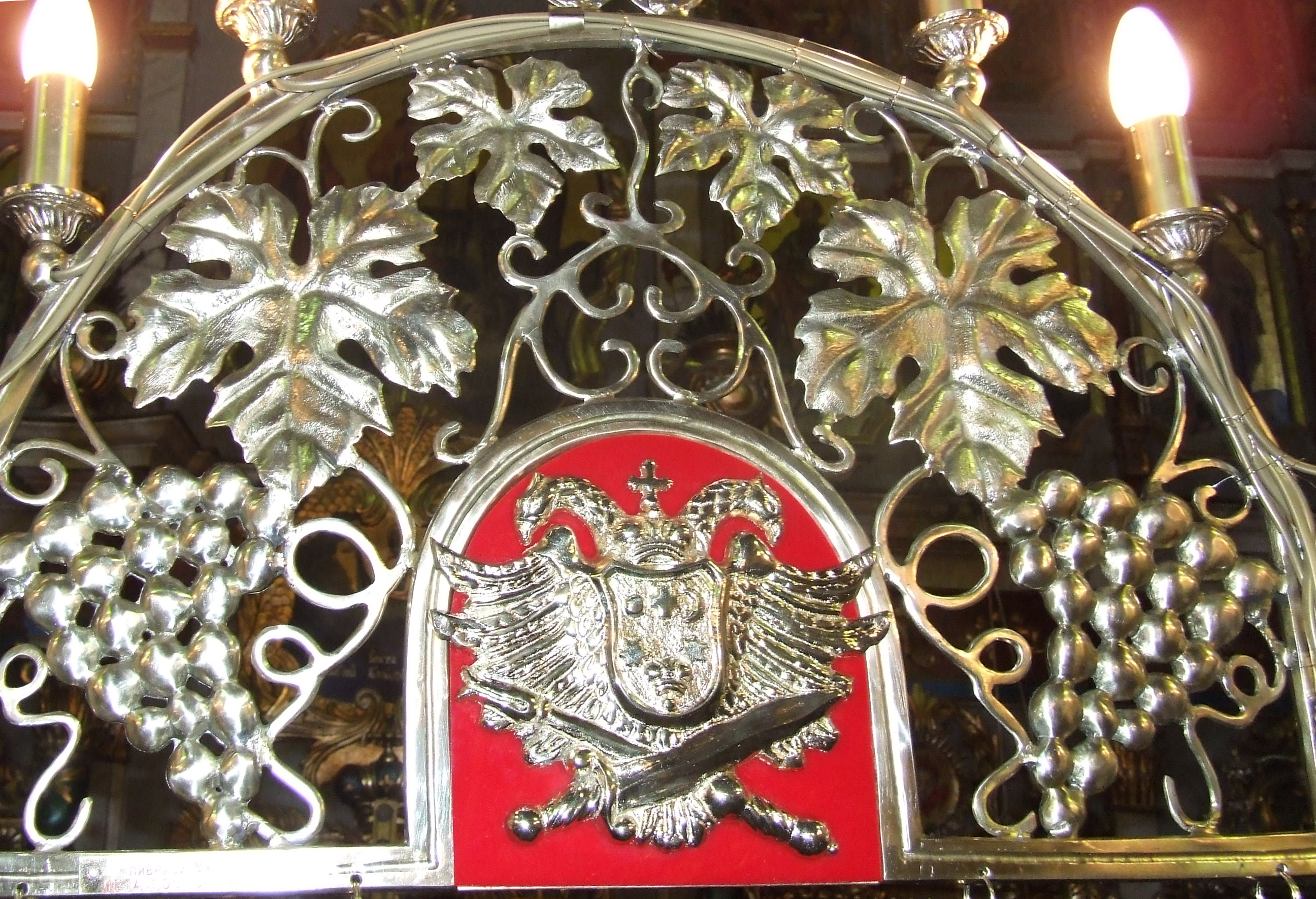 livena sloba, grbovi i ploče