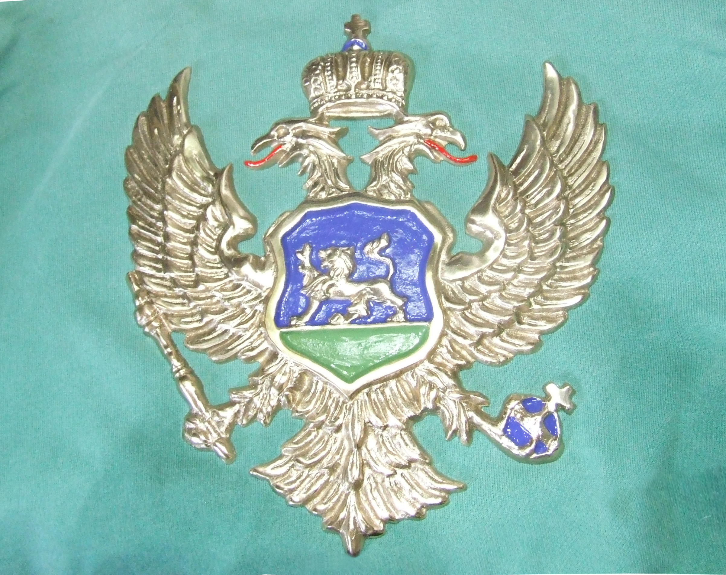 livena sloba, grbovi i ploče