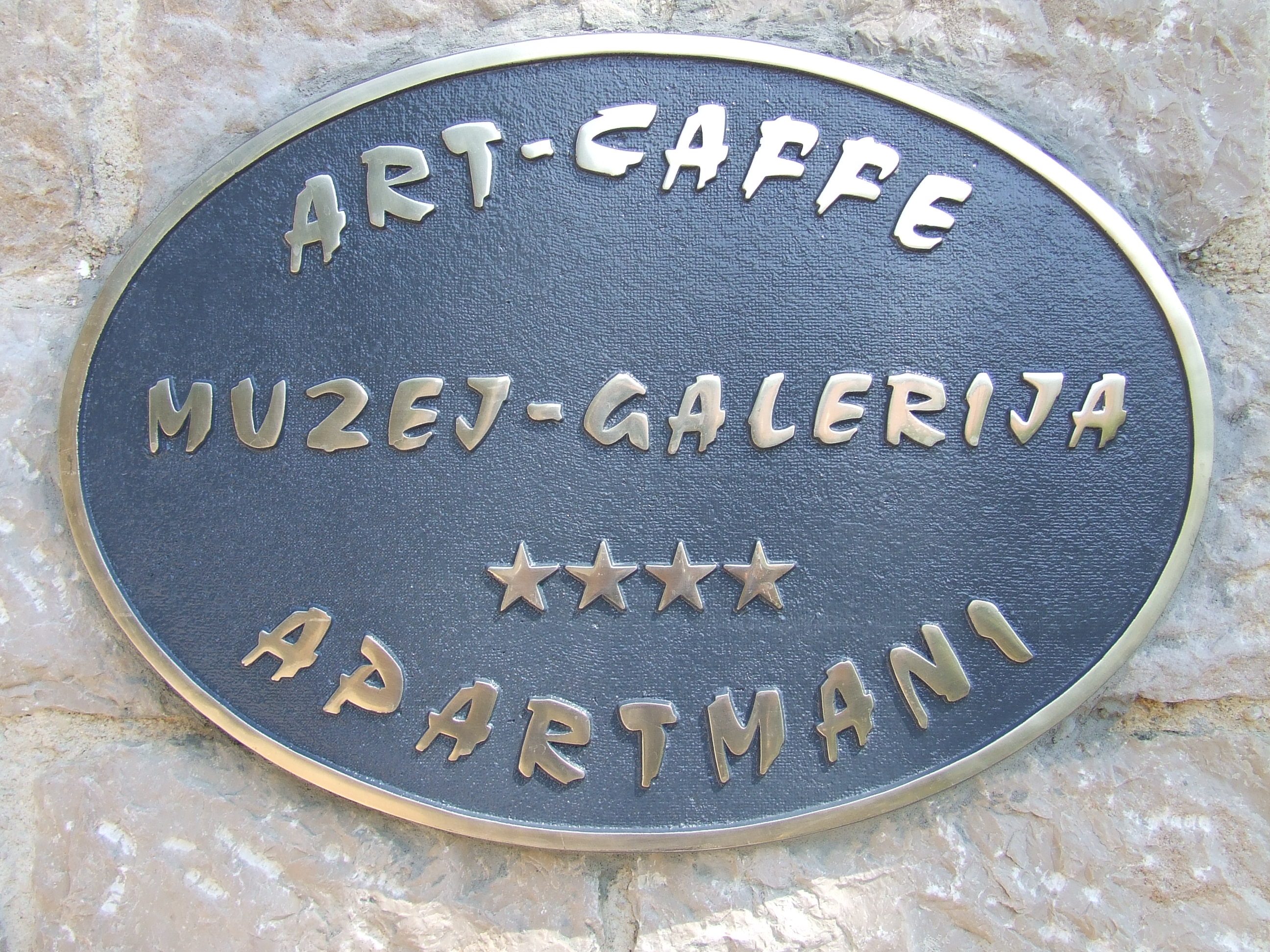 livena sloba, grbovi i ploče